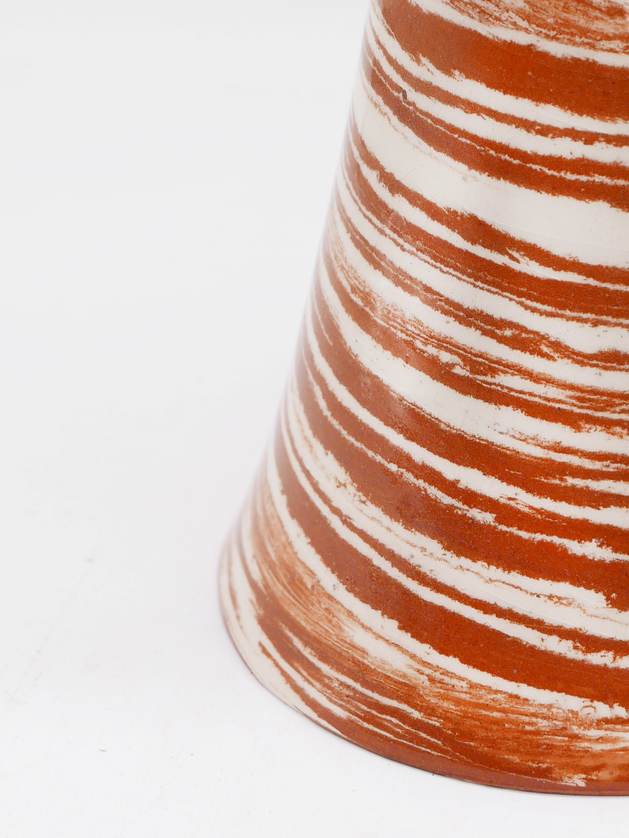 Fruit d’une rencontre entre Datcha et Caroline Andréoni La Maison, le bougeoir "Kassabah" incarne l’équilibre parfait entre savoir-faire ancestral et design contemporain.

Entièrement façonné à la main dans les ateliers de potiers marocains, chaque pièce est unique. Le bougeoir est en faïence émaillée, réalisé selon la technique des terres mêlées, dévoilant un marbré naturel aux nuances terracotta et ivoire.