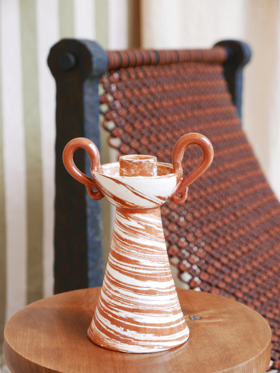 Fruit d’une rencontre entre Datcha et Caroline Andréoni La Maison, le bougeoir "Kassabah" incarne l’équilibre parfait entre savoir-faire ancestral et design contemporain.

Entièrement façonné à la main dans les ateliers de potiers marocains, chaque pièce est unique. Le bougeoir est en faïence émaillée, réalisé selon la technique des terres mêlées, dévoilant un marbré naturel aux nuances terracotta et ivoire.