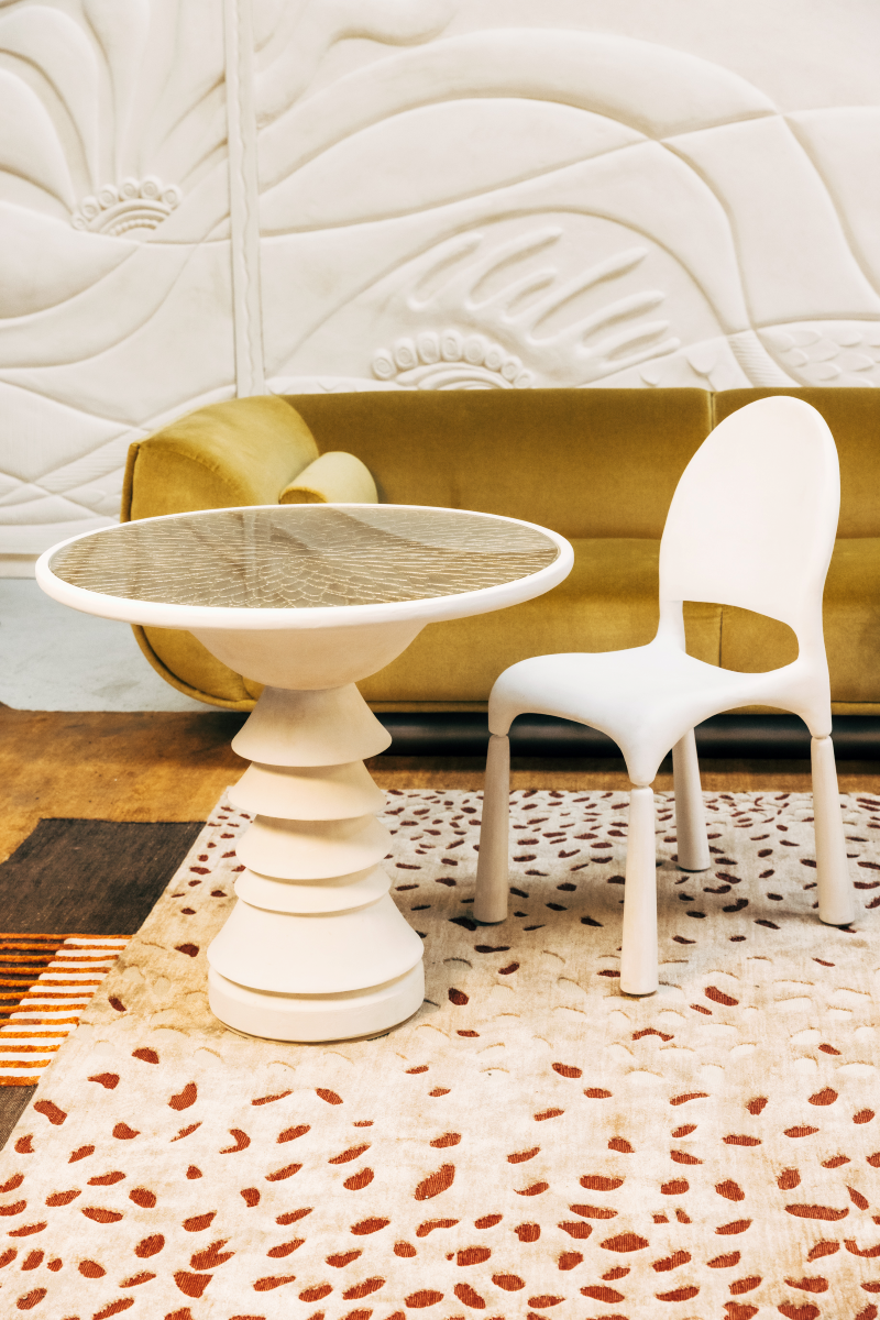 Imaginée à l’occasion de la Biennale Révélations 2025, la chaise Intonaca incarne la fusion entre design contemporain et savoir-faire artisanal. Fruit d'une collaboration inspirée entre Caroline Andréoni et Staff Espaces Volumes, cette pièce sculpturale est façonnée en plâtre brut, matériau noble et expressif, sublimé ici par sa pureté minérale et sa sensualité mate.