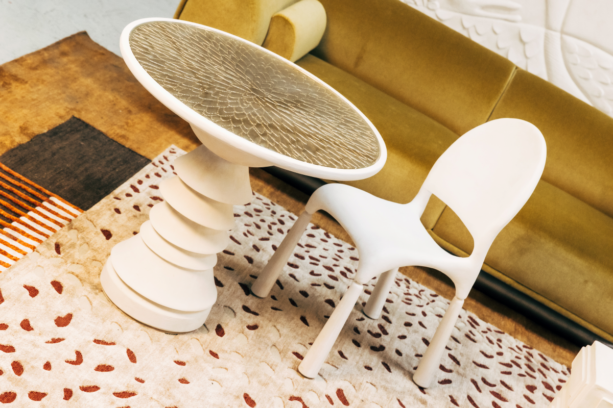 Imaginée à l’occasion de la Biennale Révélations 2025, la chaise Intonaca incarne la fusion entre design contemporain et savoir-faire artisanal. Fruit d'une collaboration inspirée entre Caroline Andréoni et Staff Espaces Volumes, cette pièce sculpturale est façonnée en plâtre brut, matériau noble et expressif, sublimé ici par sa pureté minérale et sa sensualité mate.