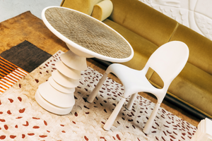 Imaginée à l’occasion de la Biennale Révélations 2025, la chaise Intonaca incarne la fusion entre design contemporain et savoir-faire artisanal. Fruit d'une collaboration inspirée entre Caroline Andréoni et Staff Espaces Volumes, cette pièce sculpturale est façonnée en plâtre brut, matériau noble et expressif, sublimé ici par sa pureté minérale et sa sensualité mate.