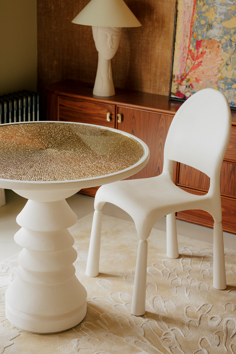 maginée à l’occasion de la Biennale Révélations 2025, la chaise Intonaca incarne la fusion entre design contemporain et savoir-faire artisanal. Fruit d'une collaboration inspirée entre Caroline Andréoni et Staff Espaces Volumes, cette pièce sculpturale est façonnée en plâtre brut, matériau noble et expressif, sublimé ici par sa pureté minérale et sa sensualité mate.

Avec ses lignes organiques et son allure sculpturale, Intonaca dépasse la fonction pour devenir une véritable œuvre d’art. 