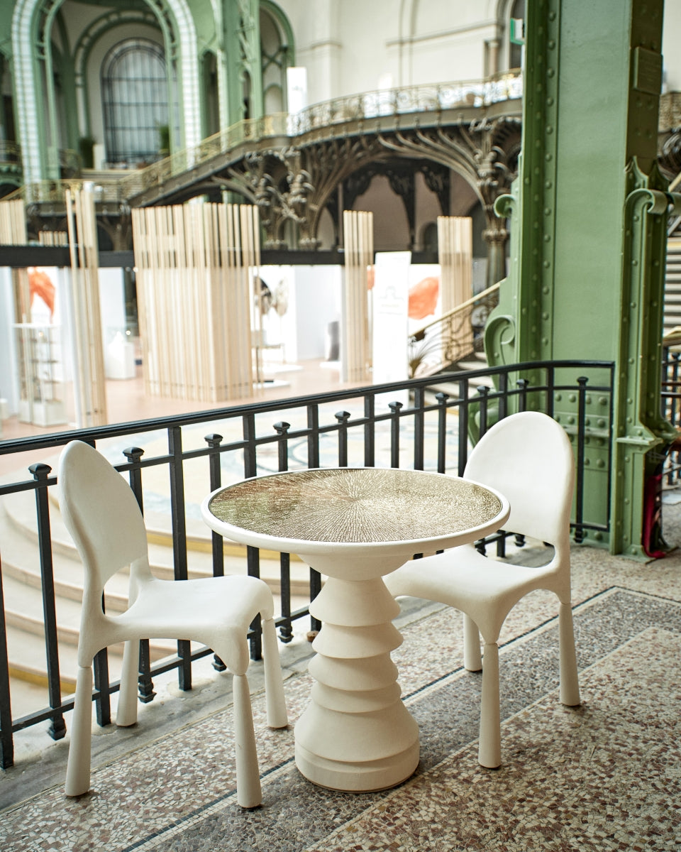 Imaginée à l’occasion de la Biennale Révélations 2025, la chaise Intonaca incarne la fusion entre design contemporain et savoir-faire artisanal. Fruit d'une collaboration inspirée entre Caroline Andréoni et Staff Espaces Volumes, cette pièce sculpturale est façonnée en plâtre brut, matériau noble et expressif, sublimé ici par sa pureté minérale et sa sensualité mate.