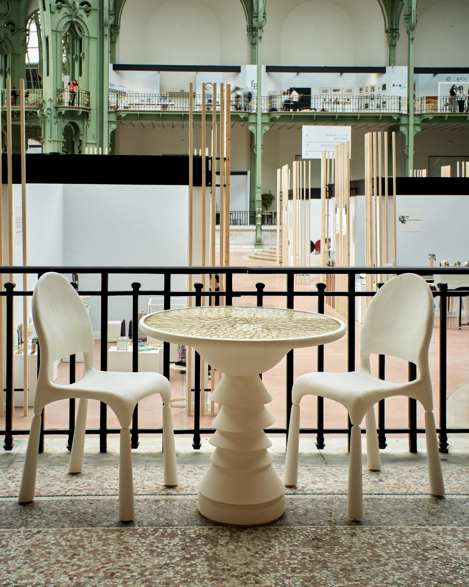 Imaginée à l’occasion de la Biennale Révélations 2025, la chaise Intonaca incarne la fusion entre design contemporain et savoir-faire artisanal. Fruit d'une collaboration inspirée entre Caroline Andréoni et Staff Espaces Volumes, cette pièce sculpturale est façonnée en plâtre brut, matériau noble et expressif, sublimé ici par sa pureté minérale et sa sensualité mate.