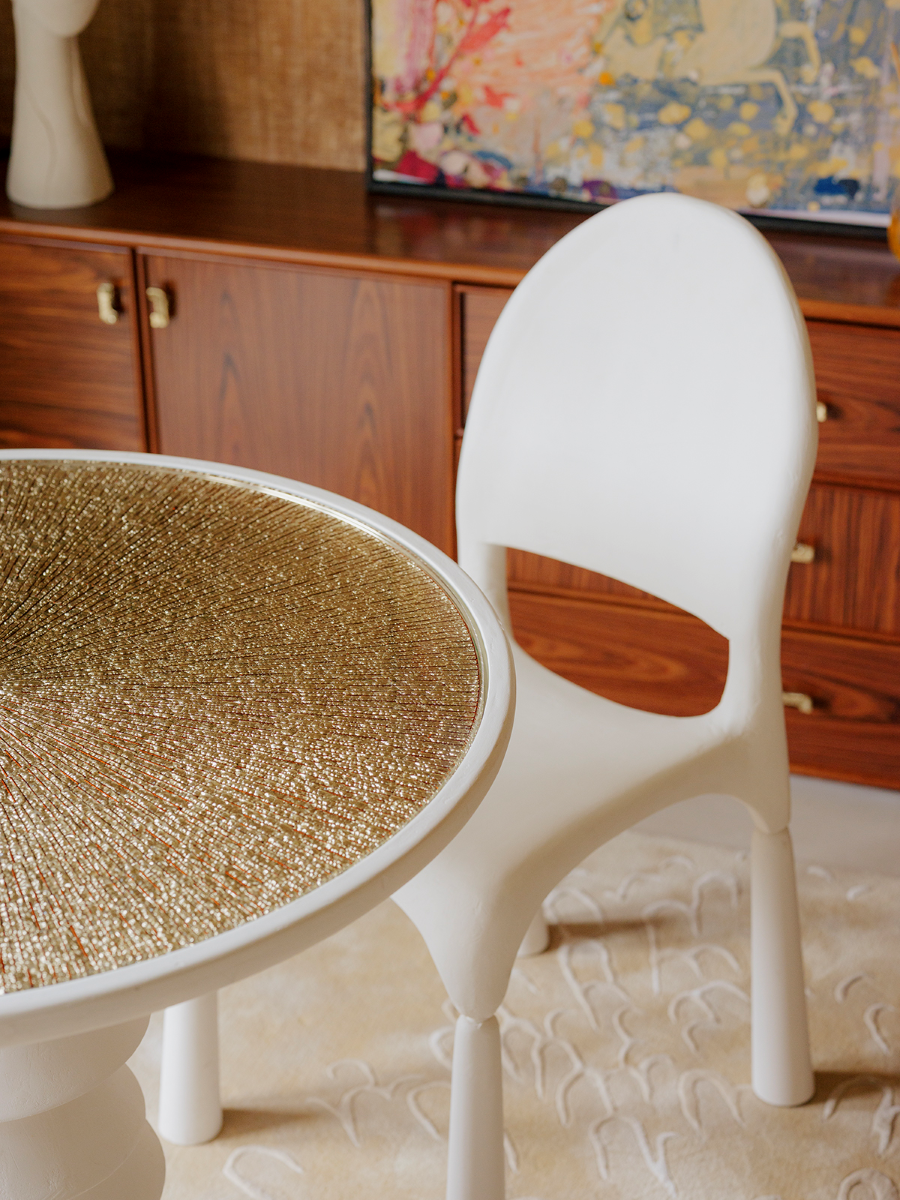 maginée à l’occasion de la Biennale Révélations 2025, la chaise Intonaca incarne la fusion entre design contemporain et savoir-faire artisanal. Fruit d'une collaboration inspirée entre Caroline Andréoni et Staff Espaces Volumes, cette pièce sculpturale est façonnée en plâtre brut, matériau noble et expressif, sublimé ici par sa pureté minérale et sa sensualité mate.

Avec ses lignes organiques et son allure sculpturale, Intonaca dépasse la fonction pour devenir une véritable œuvre d’art. 