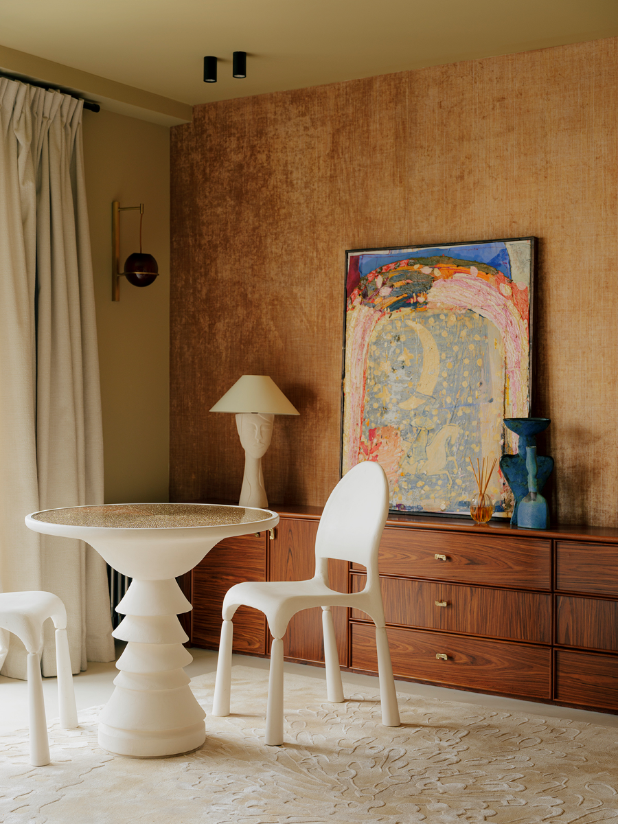 Imaginée à l’occasion de la Biennale Révélations 2025, la chaise Intonaca incarne la fusion entre design contemporain et savoir-faire artisanal. Fruit d'une collaboration inspirée entre Caroline Andréoni et Staff Espaces Volumes, cette pièce sculpturale est façonnée en plâtre brut, matériau noble et expressif, sublimé ici par sa pureté minérale et sa sensualité mate.

Avec ses lignes organiques et son allure sculpturale, Intonaca dépasse la fonction pour devenir une véritable œuvre d’art. 