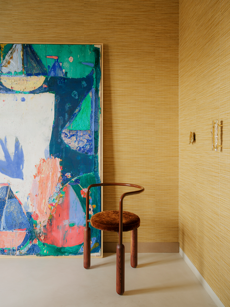 Malmousque évoque des images de criques discrètes, arrondies par l'érosion des vagues et baignées d'un crépuscule coloré. Des bains où se mêlent la roche et les ondes graphiques de la mer à la manière de la structure courbe métallique et des pieds en marbre veiné. Lover au creux de cette assise, comme lors des moments d'oisiveté sur la roche.

Mickaël dessine cette chaise comme une ode aux instants suspendus à Malmousque.