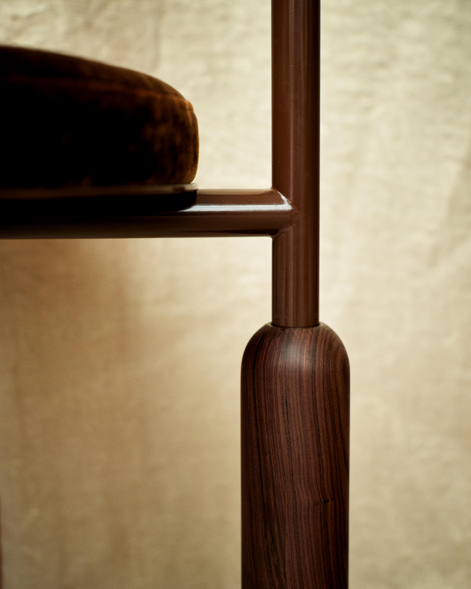 Malmousque évoque des images de criques discrètes, arrondies par l'érosion des vagues et baignées d'un crépuscule coloré. Des bains où se mêlent la roche et les ondes graphiques de la mer à la manière de la structure courbe métallique et des pieds en marbre veiné. Lover au creux de cette assise, comme lors des moments d'oisiveté sur la roche.