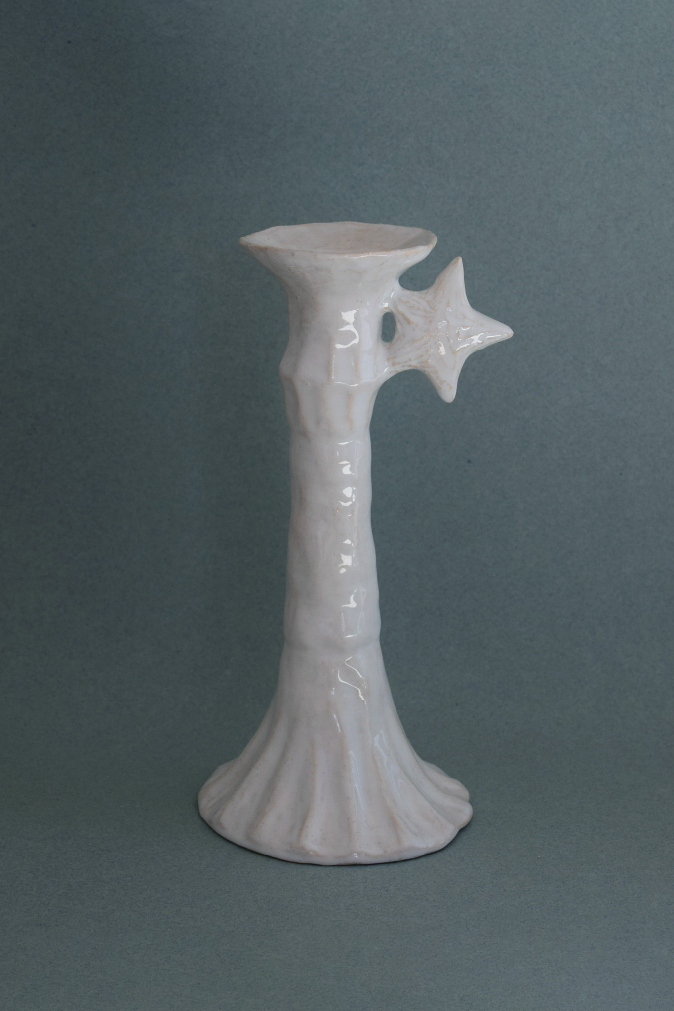 Le Grand Chandelier, issu de la collection Pierrot, évoque l’univers tendre et mélancolique du célèbre clown rêveur. Son modelage, tout en douceur, rend hommage à la nuit et à ses étoiles en s'inspirant de la célèbre comptine Au Clair de la Lune. Qu’il éclaire une table de chevet ou un coin de salon, Le Grand Chandelier incarne une poésie discrète. Façonné entièrement à la main, chaque bougeoir présente des irrégularités subtiles qui témoignent d'un geste instinctif.

Pièce unique, fabriquée à la main