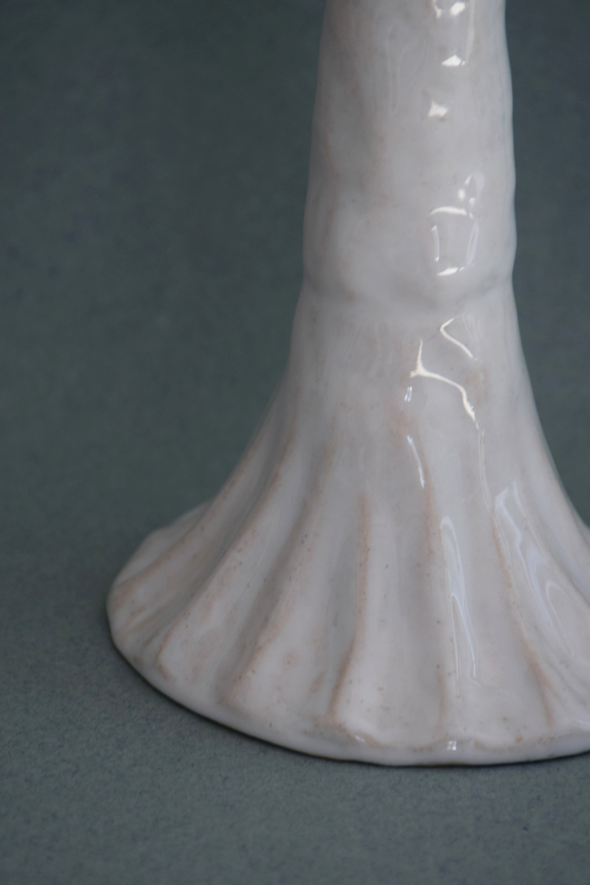 Le Grand Chandelier, issu de la collection Pierrot, évoque l’univers tendre et mélancolique du célèbre clown rêveur. Son modelage, tout en douceur, rend hommage à la nuit et à ses étoiles en s'inspirant de la célèbre comptine Au Clair de la Lune. Qu’il éclaire une table de chevet ou un coin de salon, Le Grand Chandelier incarne une poésie discrète. Façonné entièrement à la main, chaque bougeoir présente des irrégularités subtiles qui témoignent d'un geste instinctif.

Pièce unique, fabriquée à la main