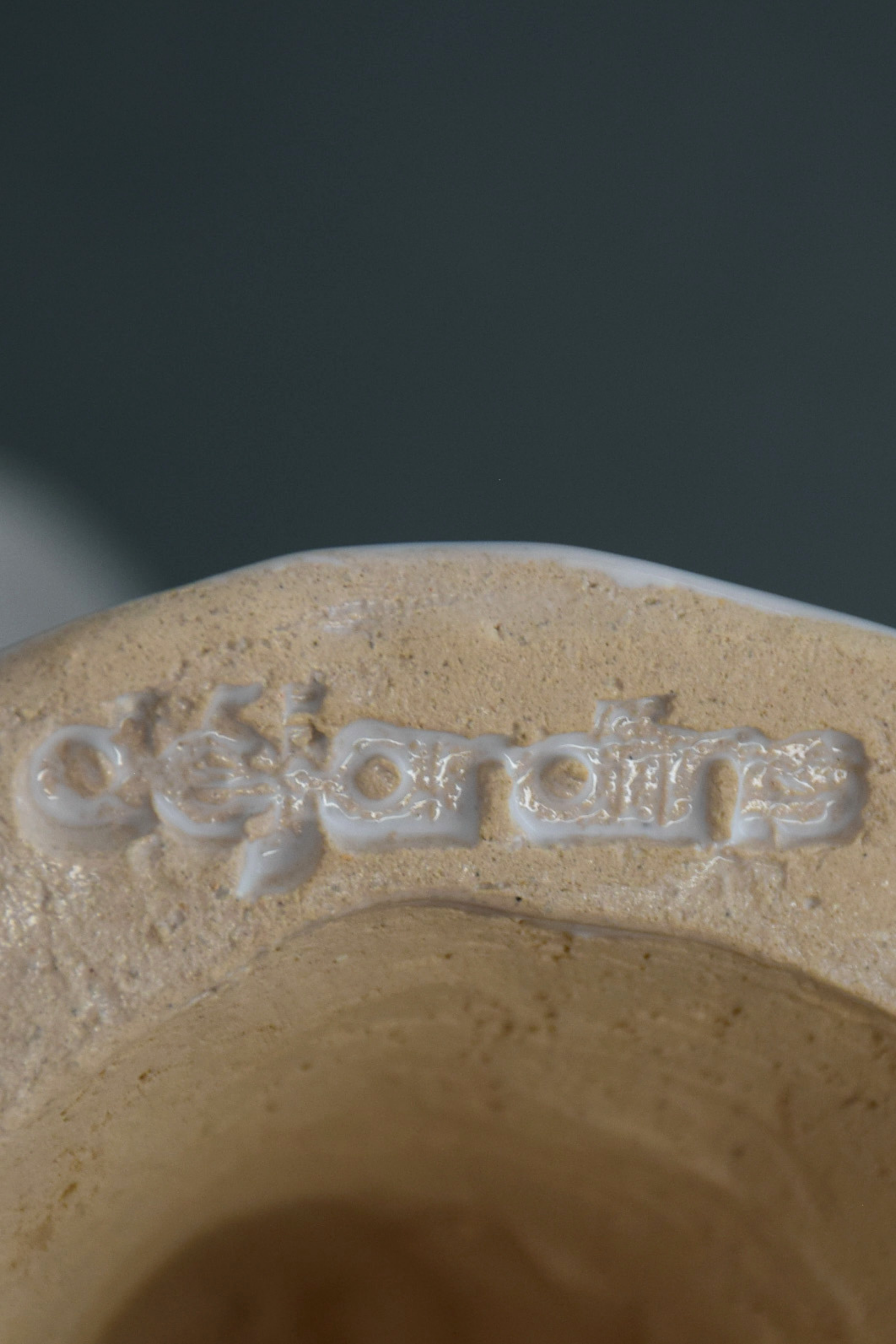 Le Grand Chandelier, issu de la collection Pierrot, évoque l’univers tendre et mélancolique du célèbre clown rêveur. Son modelage, tout en douceur, rend hommage à la nuit et à ses étoiles en s'inspirant de la célèbre comptine Au Clair de la Lune. Qu’il éclaire une table de chevet ou un coin de salon, Le Grand Chandelier incarne une poésie discrète. Façonné entièrement à la main, chaque bougeoir présente des irrégularités subtiles qui témoignent d'un geste instinctif.

Pièce unique, fabriquée à la main