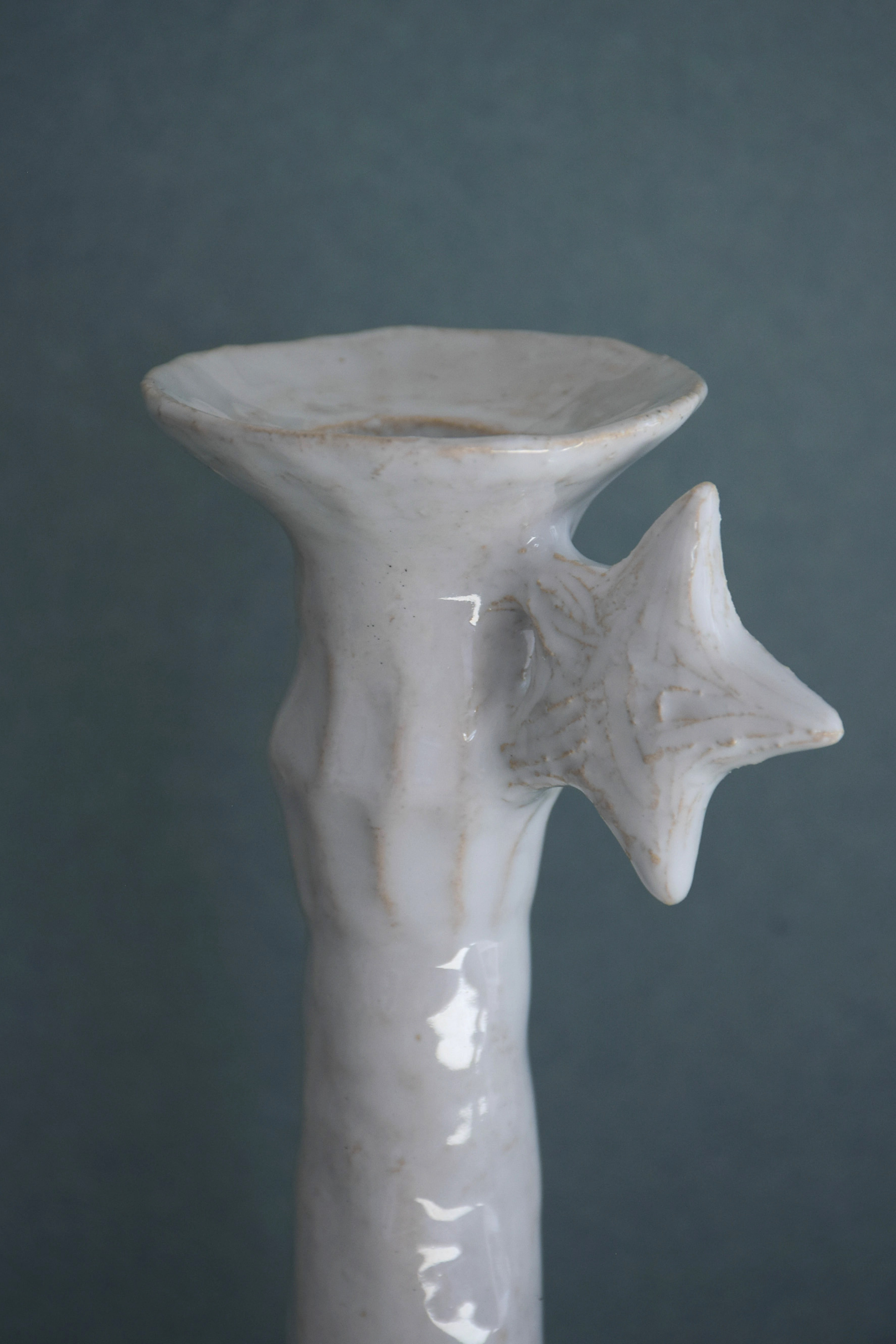 Le Grand Chandelier, issu de la collection Pierrot, évoque l’univers tendre et mélancolique du célèbre clown rêveur. Son modelage, tout en douceur, rend hommage à la nuit et à ses étoiles en s'inspirant de la célèbre comptine Au Clair de la Lune. Qu’il éclaire une table de chevet ou un coin de salon, Le Grand Chandelier incarne une poésie discrète. Façonné entièrement à la main, chaque bougeoir présente des irrégularités subtiles qui témoignent d'un geste instinctif.

Pièce unique, fabriquée à la main