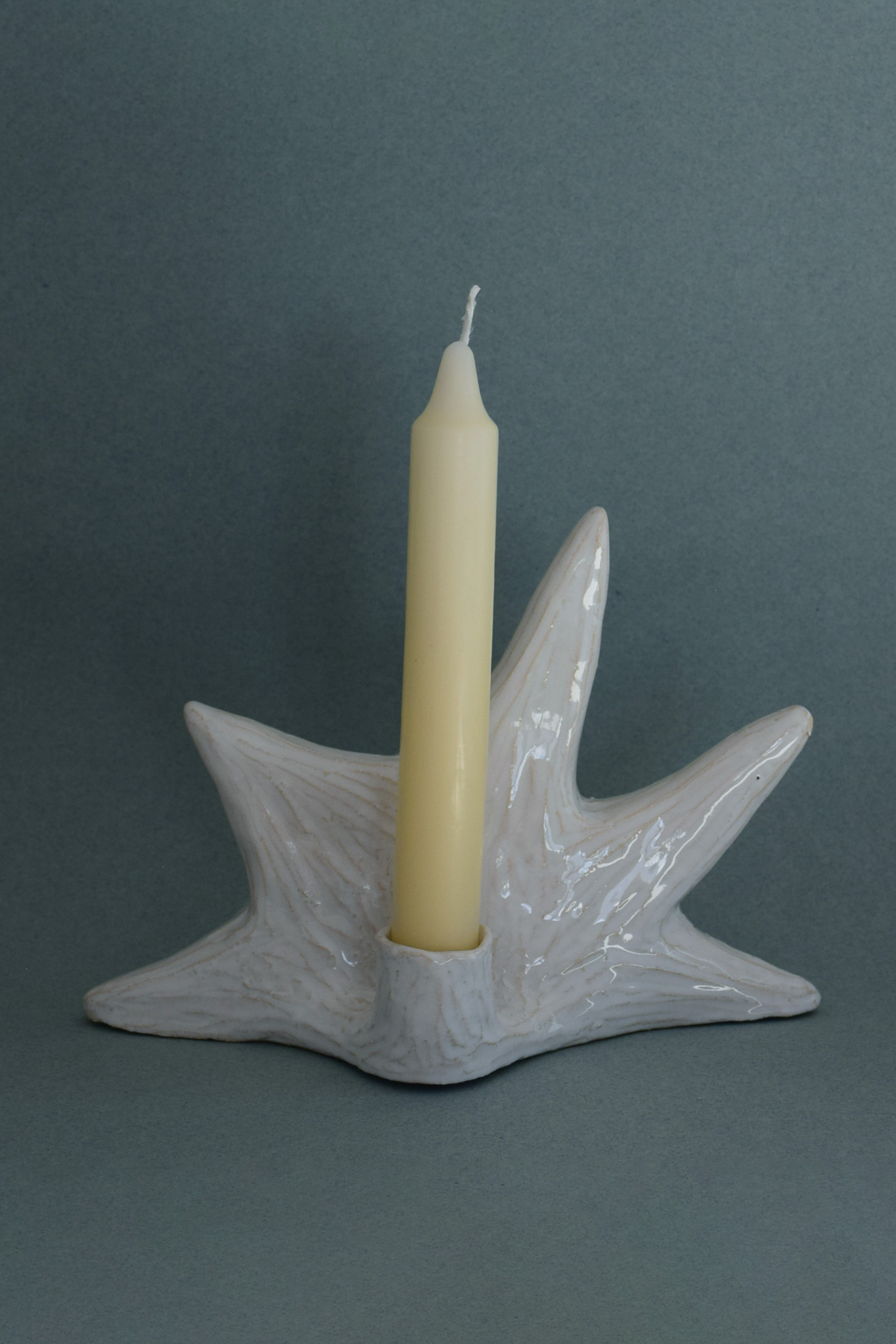 Le Chandelier Étoile, issu de la collection Pierrot, évoque l’univers tendre et mélancolique du célèbre clown rêveur. Son modelage, tout en douceur, rend hommage à la nuit et à ses étoiles en s'inspirant de la célèbre comptine Au Clair de la Lune. Qu’il éclaire une table de chevet ou un coin de salon, Le Chandelier Étoile incarne une poésie discrète. Façonné entièrement à la main, chaque bougeoir présente des irrégularités subtiles qui témoignent d'un geste instinctif.

Pièce unique, fabriquée à la main.