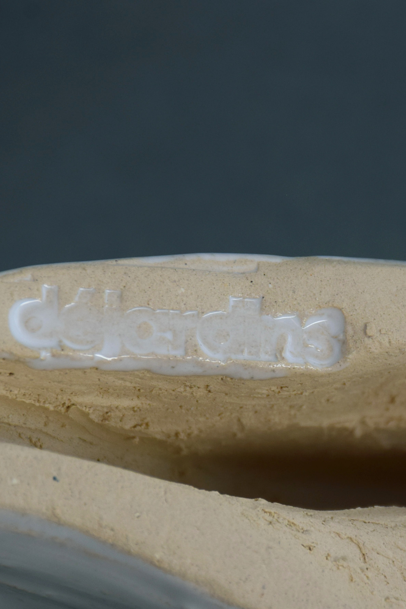 Le Chandelier Étoile, issu de la collection Pierrot, évoque l’univers tendre et mélancolique du célèbre clown rêveur. Son modelage, tout en douceur, rend hommage à la nuit et à ses étoiles en s'inspirant de la célèbre comptine Au Clair de la Lune. Qu’il éclaire une table de chevet ou un coin de salon, Le Chandelier Étoile incarne une poésie discrète. Façonné entièrement à la main, chaque bougeoir présente des irrégularités subtiles qui témoignent d'un geste instinctif.

Pièce unique, fabriquée à la main.