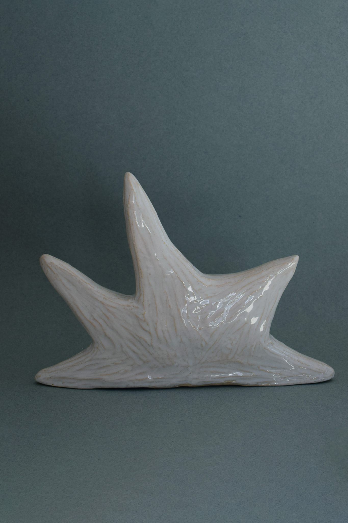 Le Chandelier Étoile, issu de la collection Pierrot, évoque l’univers tendre et mélancolique du célèbre clown rêveur. Son modelage, tout en douceur, rend hommage à la nuit et à ses étoiles en s'inspirant de la célèbre comptine Au Clair de la Lune. Qu’il éclaire une table de chevet ou un coin de salon, Le Chandelier Étoile incarne une poésie discrète. Façonné entièrement à la main, chaque bougeoir présente des irrégularités subtiles qui témoignent d'un geste instinctif.

Pièce unique, fabriquée à la main.