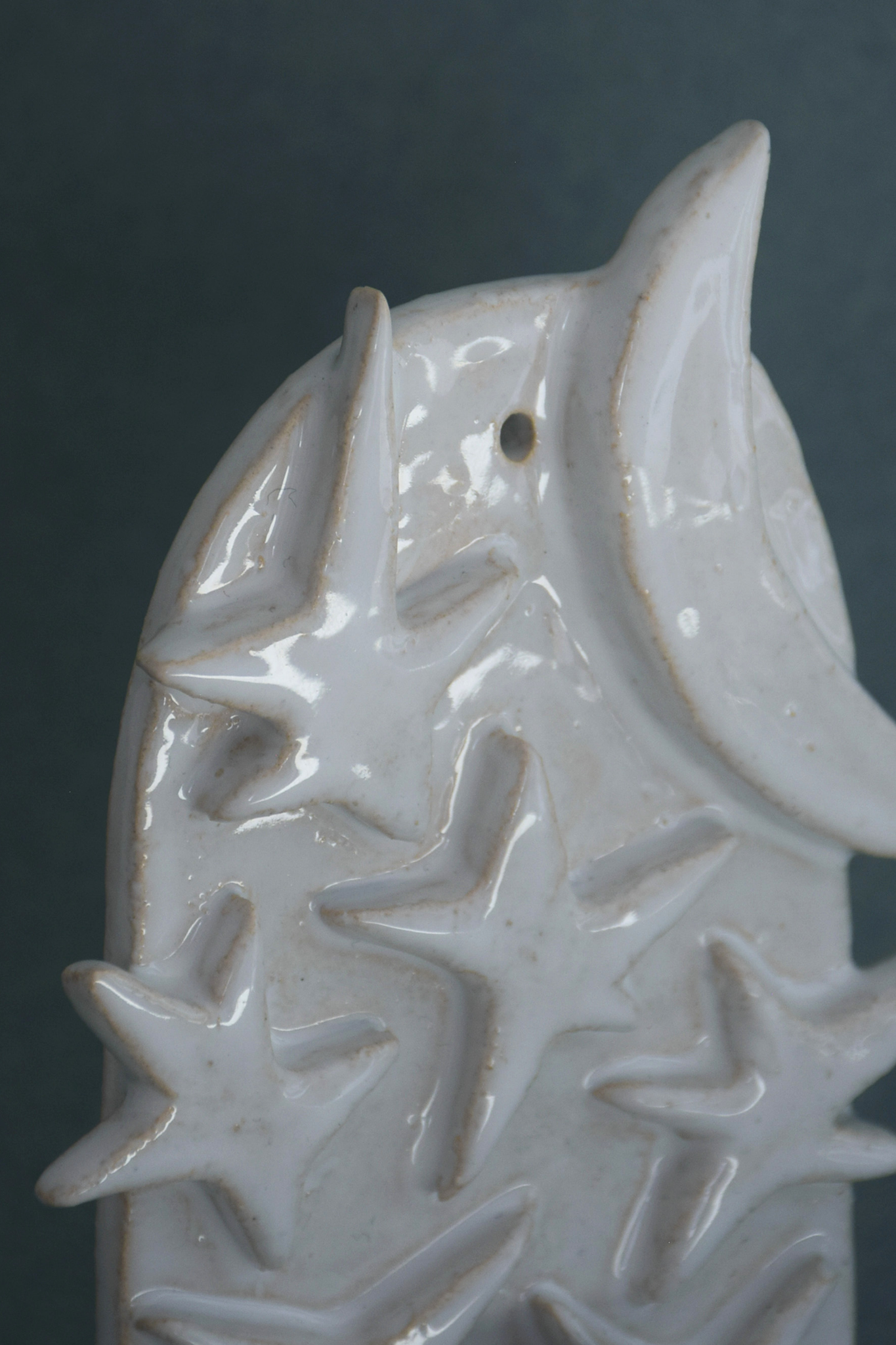 Le Chandelier Nuit, issu de la collection Pierrot, évoque l’univers tendre et mélancolique du célèbre clown rêveur. Son modelage, tout en douceur, rend hommage à la nuit et à ses étoiles en s'inspirant de la célèbre comptine Au Clair de la Lune. Qu’il éclaire une table de chevet ou un coin de salon, Le Chandelier Nuit incarne une poésie discrète. Façonné entièrement à la main, chaque bougeoir présente des irrégularités subtiles qui témoignent d'un geste instinctif.

Pièce unique, fabriquée à la main.