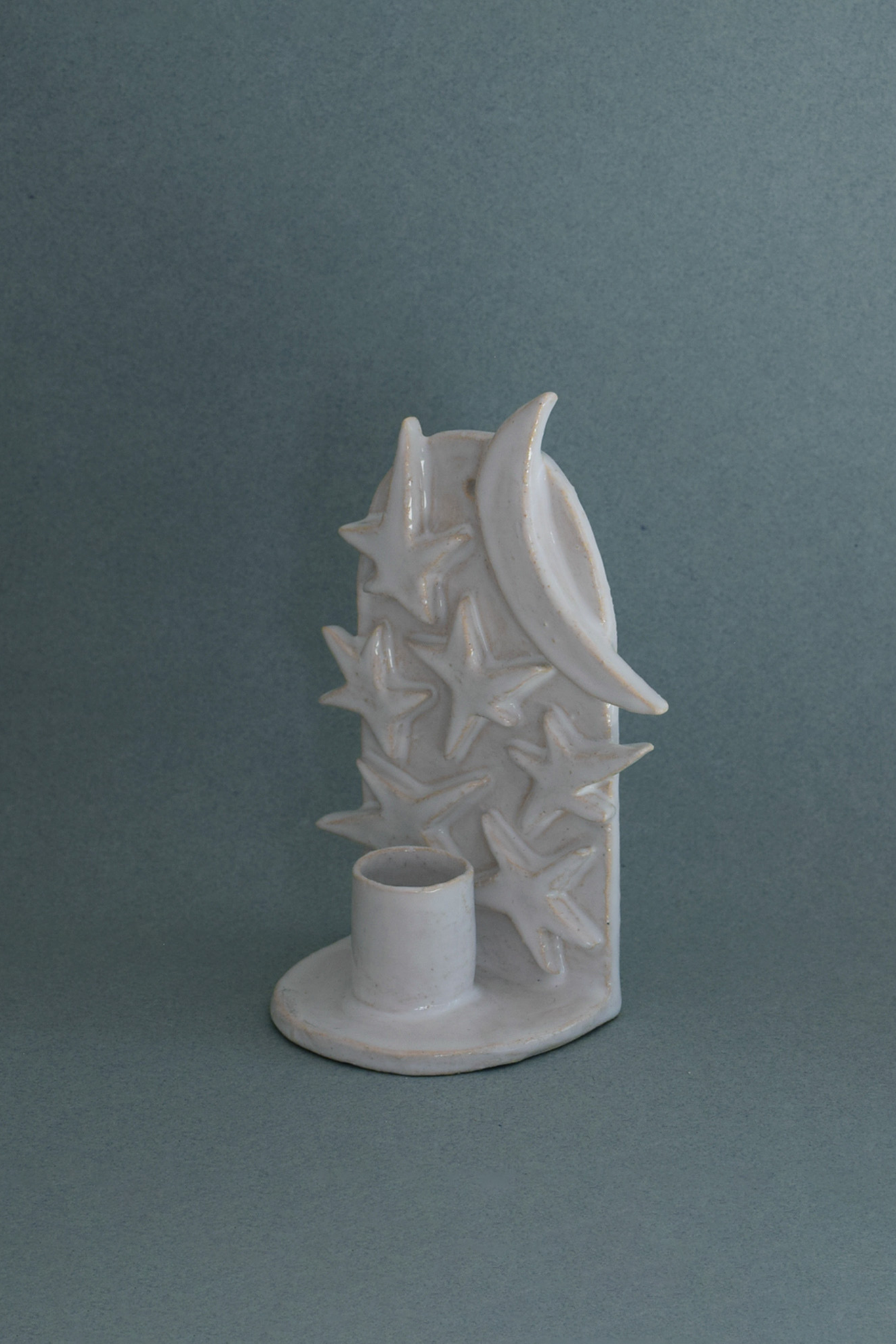 Le Chandelier Nuit, issu de la collection Pierrot, évoque l’univers tendre et mélancolique du célèbre clown rêveur. Son modelage, tout en douceur, rend hommage à la nuit et à ses étoiles en s'inspirant de la célèbre comptine Au Clair de la Lune. Qu’il éclaire une table de chevet ou un coin de salon, Le Chandelier Nuit incarne une poésie discrète. Façonné entièrement à la main, chaque bougeoir présente des irrégularités subtiles qui témoignent d'un geste instinctif.

Pièce unique, fabriquée à la main.