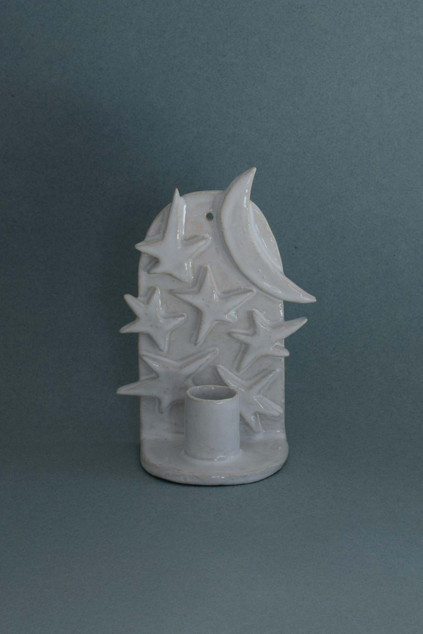 Le Chandelier Nuit, issu de la collection Pierrot, évoque l’univers tendre et mélancolique du célèbre clown rêveur. Son modelage, tout en douceur, rend hommage à la nuit et à ses étoiles en s'inspirant de la célèbre comptine Au Clair de la Lune. Qu’il éclaire une table de chevet ou un coin de salon, Le Chandelier Nuit incarne une poésie discrète. Façonné entièrement à la main, chaque bougeoir présente des irrégularités subtiles qui témoignent d'un geste instinctif.

Pièce unique, fabriquée à la main.