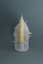 Le Chandelier Nuit, issu de la collection Pierrot, évoque l’univers tendre et mélancolique du célèbre clown rêveur. Son modelage, tout en douceur, rend hommage à la nuit et à ses étoiles en s'inspirant de la célèbre comptine Au Clair de la Lune. Qu’il éclaire une table de chevet ou un coin de salon, Le Chandelier Nuit incarne une poésie discrète. Façonné entièrement à la main, chaque bougeoir présente des irrégularités subtiles qui témoignent d'un geste instinctif.

Pièce unique, fabriquée à la main.