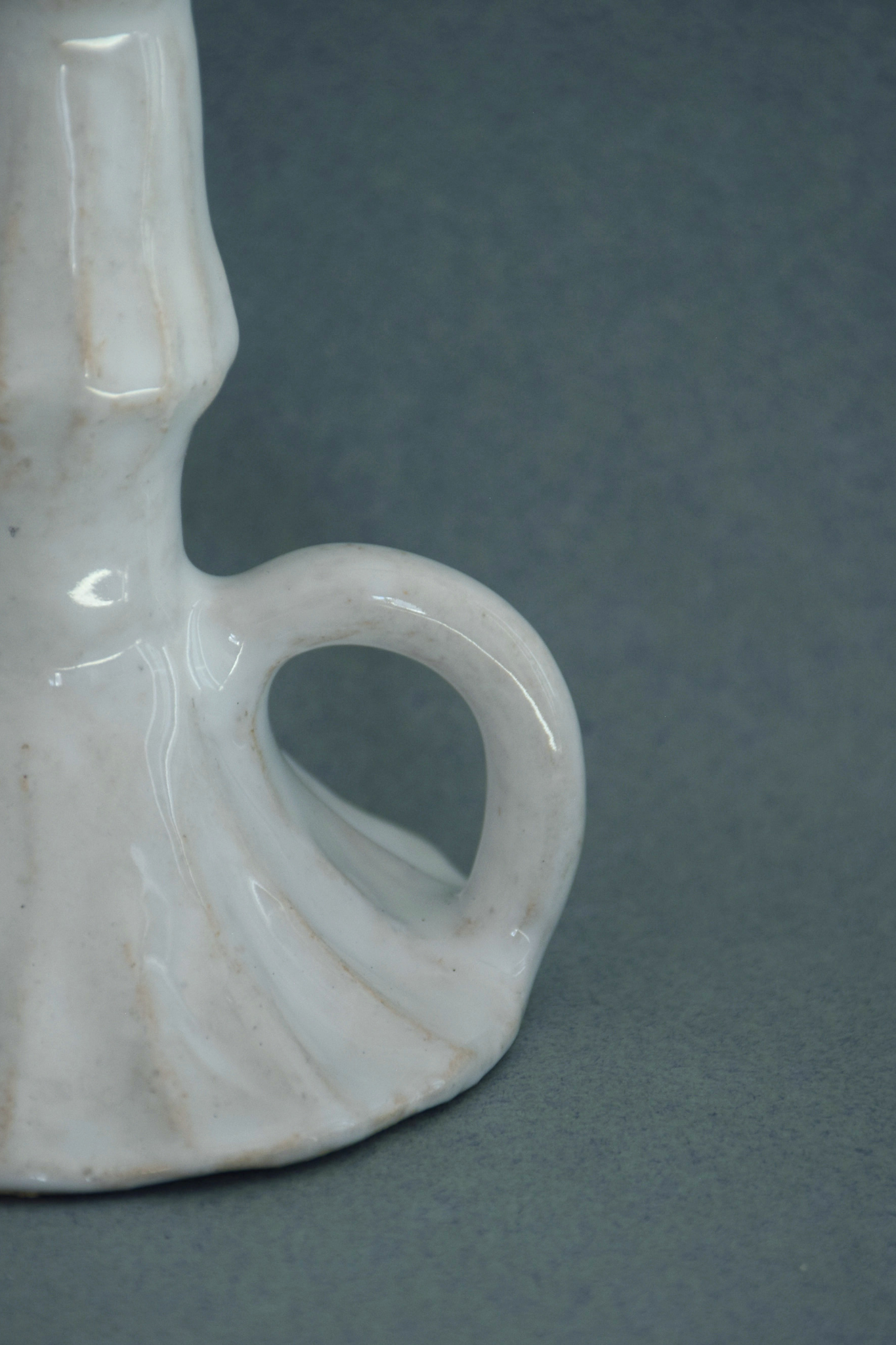 Le Petit Chandelier, issu de la collection Pierrot, évoque l’univers tendre et mélancolique du célèbre clown rêveur. Son modelage, tout en douceur, rend hommage à la nuit et à ses étoiles en s'inspirant de la célèbre comptine Au Clair de la Lune. Qu’il éclaire une table de chevet ou un coin de salon, Le Petit Chandelier incarne une poésie discrète. Façonné entièrement à la main, chaque bougeoir présente des irrégularités subtiles qui témoignent d'un geste instinctif.


Pièce unique, fabriquée à la main en r