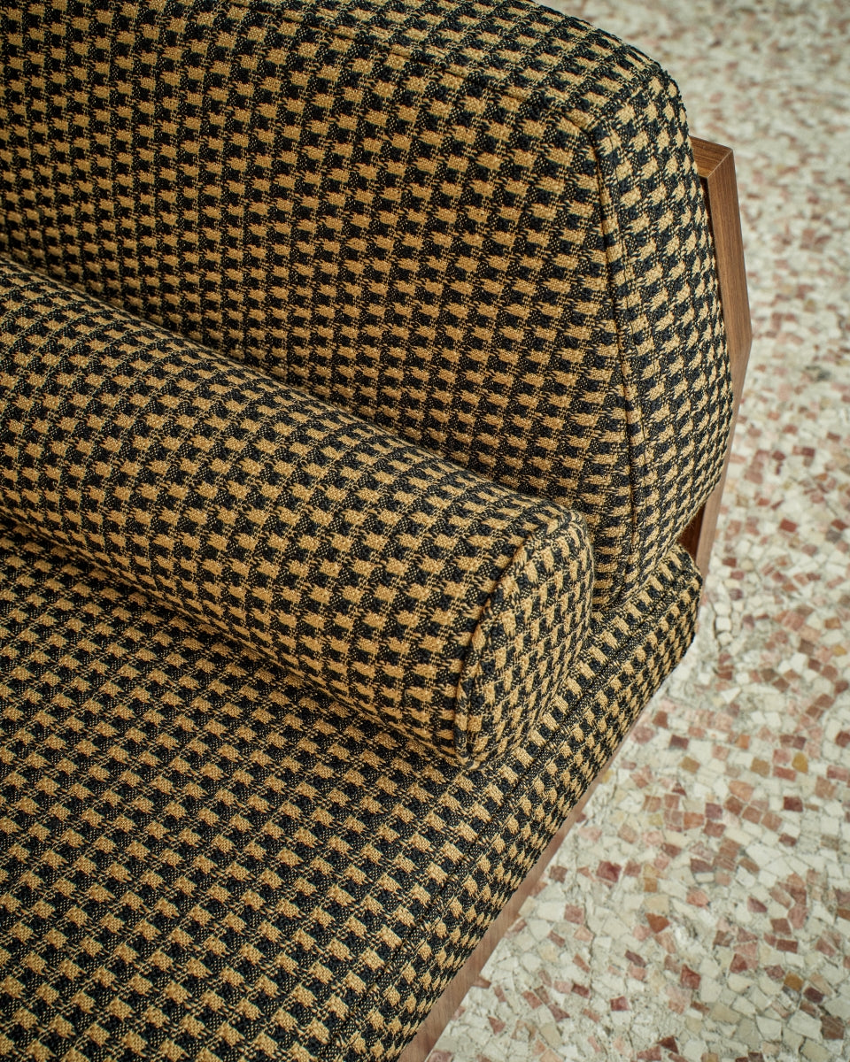 Inspirée des années 30, la chauffeuse W/S WOOD est plaquée d'un noyer américain. Ses proportions et son pied pivotant en laiton lui confèrent un très grand confort et révèlent une pièce tout à fait unique.