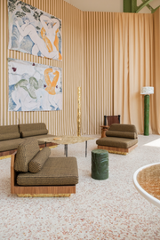 Inspirée des années 30, la chauffeuse W/S WOOD est plaquée d'un noyer américain. Ses proportions et son pied pivotant en laiton lui confèrent un très grand confort et révèlent une pièce tout à fait unique.