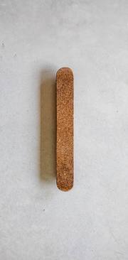 La poignée Lina a été pensée et dessinée en interne par leur studio de création basé en Normandie. Son design simple et épuré s’adapte à une multitude de supports et confère une aisance d’utilisation. Cette poignée est parfaite pour habiller un meuble à tiroirs ou une porte en toute sobriété.