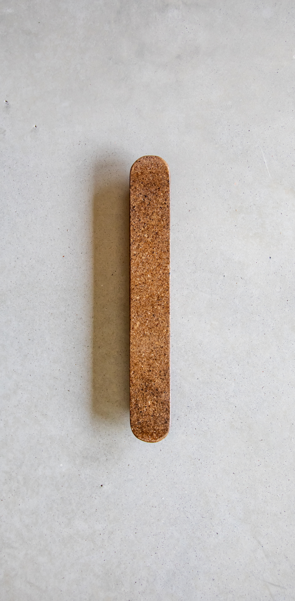 La poignée Lina a été pensée et dessinée en interne par leur studio de création basé en Normandie. Son design simple et épuré s’adapte à une multitude de supports et confère une aisance d’utilisation. Cette poignée est parfaite pour habiller un meuble à tiroirs ou une porte en toute sobriété.