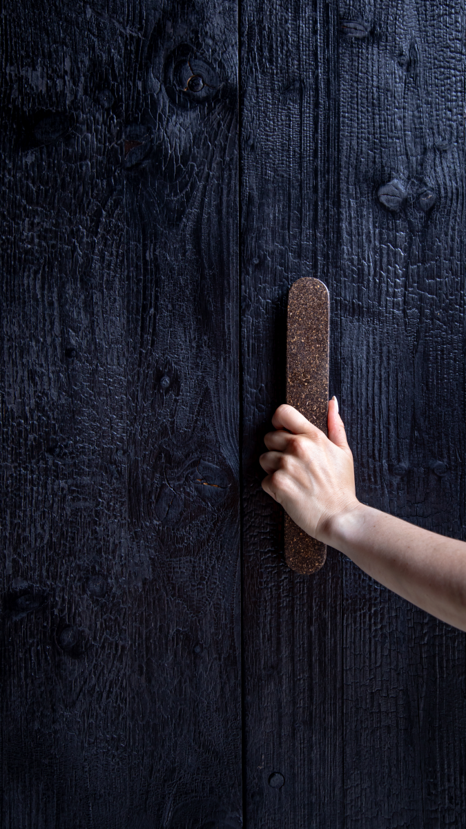 La poignée Lina a été pensée et dessinée en interne par leur studio de création basé en Normandie. Son design simple et épuré s’adapte à une multitude de supports et confère une aisance d’utilisation. Cette poignée est parfaite pour habiller un meuble à tiroirs ou une porte en toute sobriété.