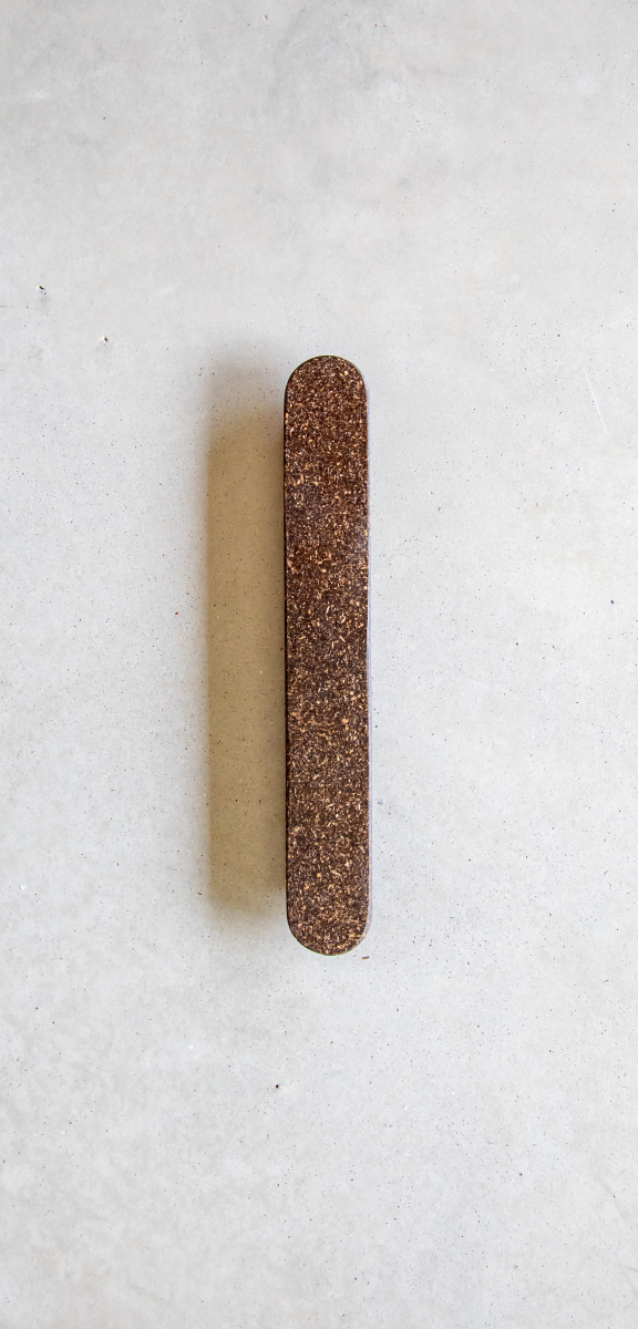 La poignée Lina a été pensée et dessinée en interne par leur studio de création basé en Normandie. Son design simple et épuré s’adapte à une multitude de supports et confère une aisance d’utilisation. Cette poignée est parfaite pour habiller un meuble à tiroirs ou une porte en toute sobriété.