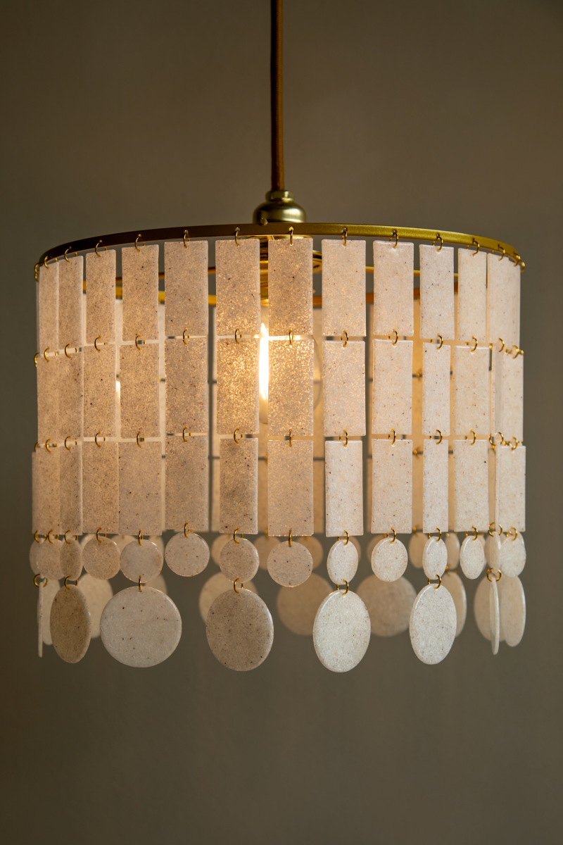 Ses modules sont fabriqués en Île-de-France dans un atelier artisanal, confectionnant la matière première avec un savoir-faire local et responsable. Ce matériau unique et noble est issu de filières biosourcées et minérales (coquillages), initialement destinées au rebut.