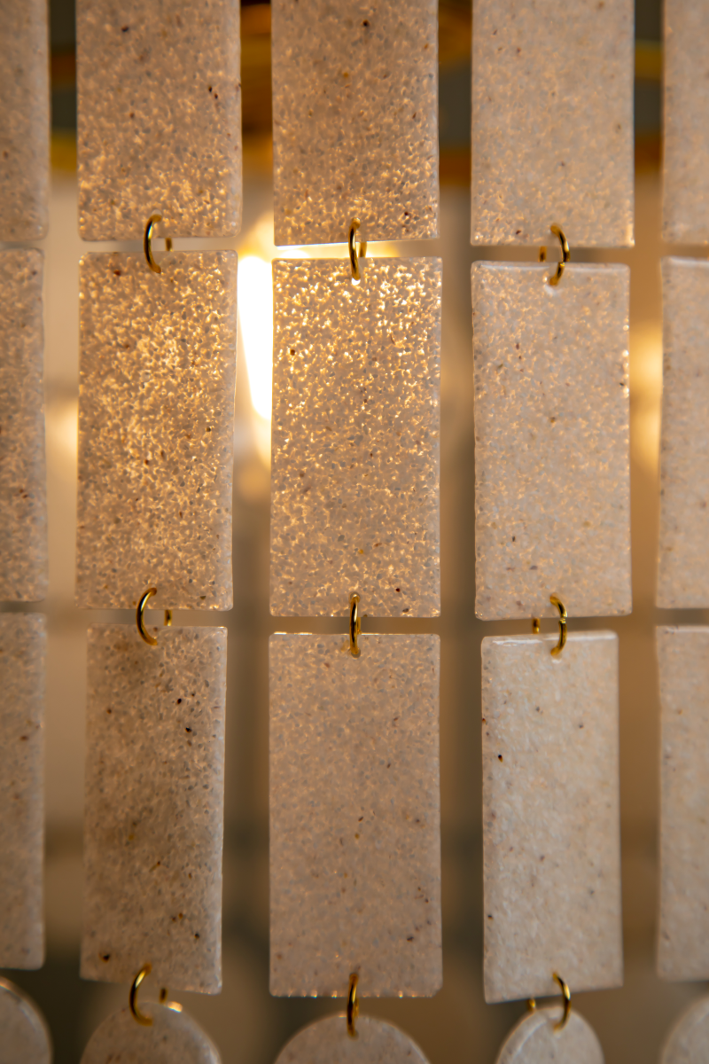 Ses modules sont fabriqués en Île-de-France dans un atelier artisanal, confectionnant la matière première avec un savoir-faire local et responsable. Ce matériau unique et noble est issu de filières biosourcées et minérales (coquillages), initialement destinées au rebut.