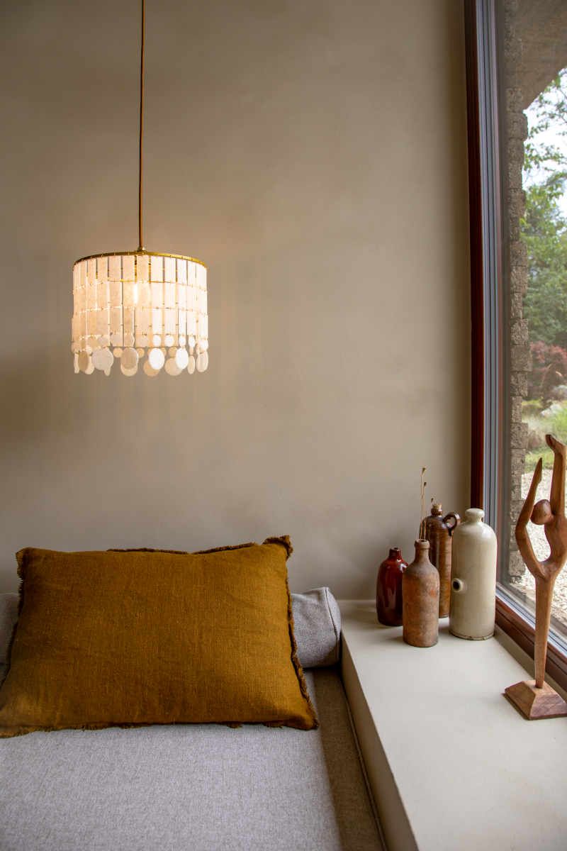 Ses modules sont fabriqués en Île-de-France dans un atelier artisanal, confectionnant la matière première avec un savoir-faire local et responsable. Ce matériau unique et noble est issu de filières biosourcées et minérales (coquillages), initialement destinées au rebut.