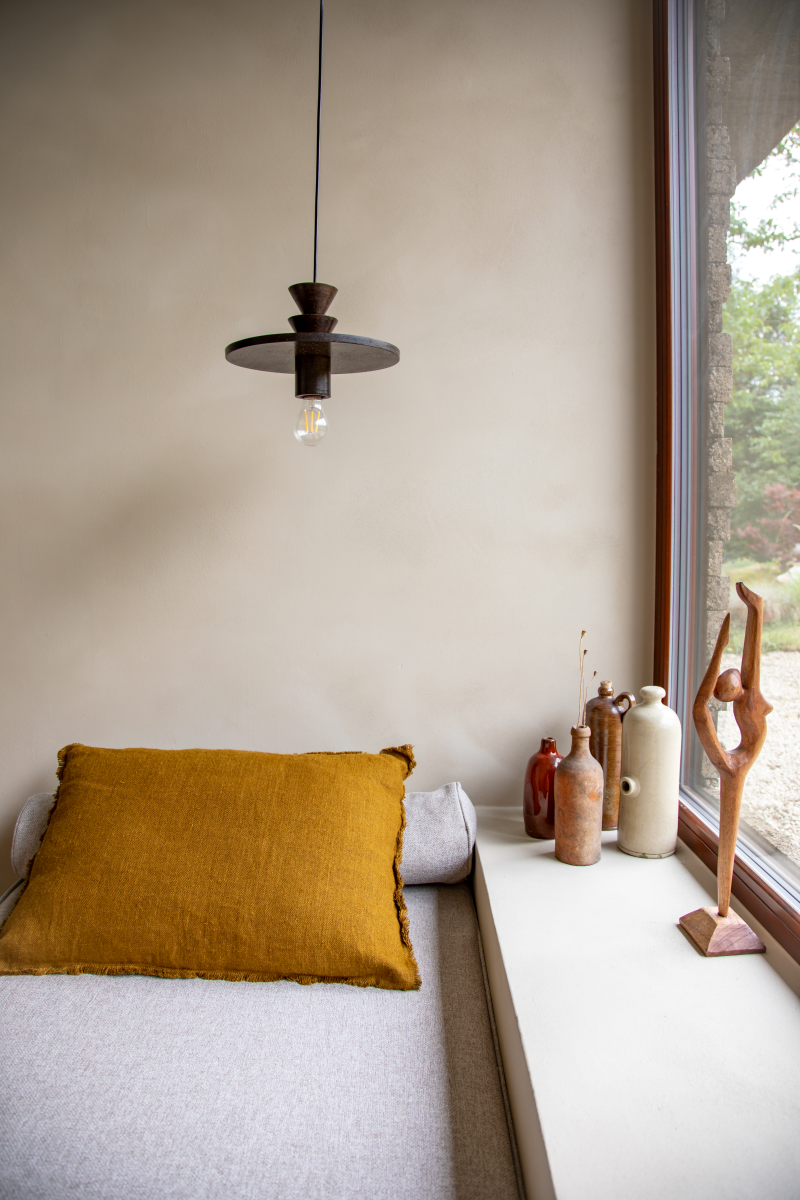 La suspension Gaia a été pensée et dessinée en interne par leur studio de création basé en Normandie. Son design épuré est conçu de façon modulable afin de vous proposer une composition presque infinie de style.

À travers cette création, nous souhaitons valoriser l’artisanat français et pousser la définition du durable jusqu’à son apogée ; vous permettant de changer de style, sans changer de luminaire. Ses modules sont fabriqués en Ile-de-France dans un atelier confectionnant la matière première.