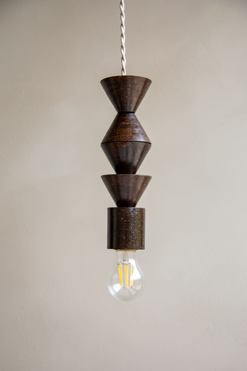 La suspension Isis a été pensée et dessinée comme un totem, dont la composition entièrement modulable vous permet d’explorer toute votre créativité. À travers cette création, nous souhaitons apporter une touche élégamment brute et sophistiquée à votre intérieur.

Isis est fabriquée avec le même matériau que la suspension Gaïa. Son touché lisse, sa finition satinée et ses propriétés recyclable, biodégradable et compostable sauront vous séduire.

Cette suspension contient 4 cônes.