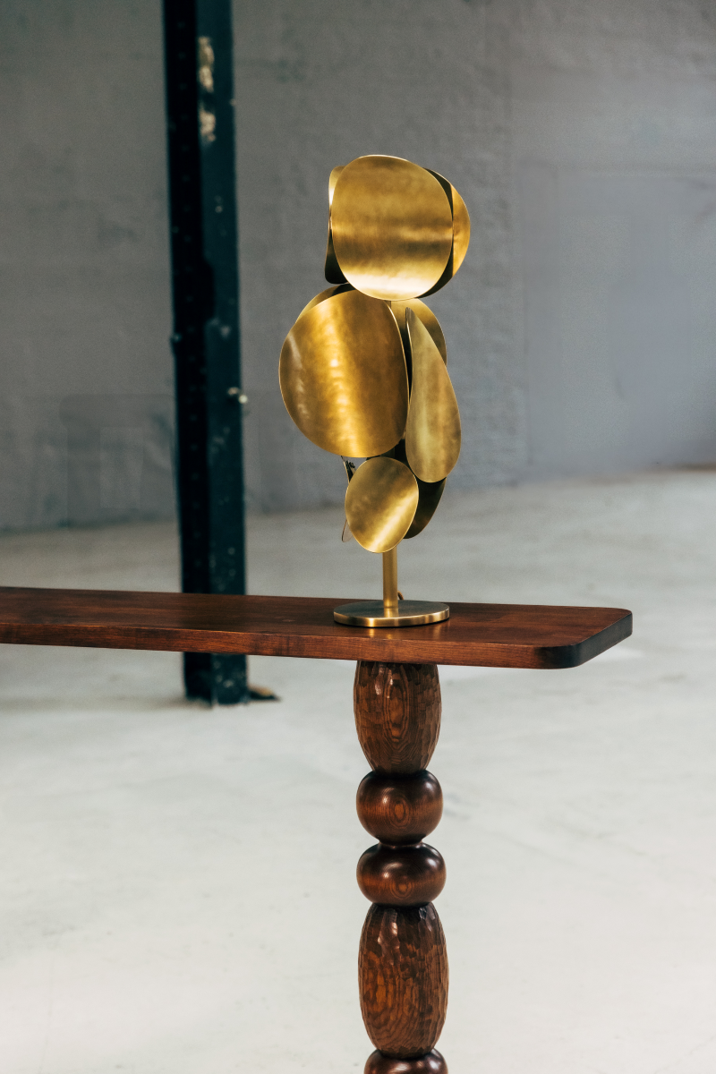 Imaginée en exclusivité pour Caroline Andréoni, la console Volterra explore le dialogue subtil entre équilibre et mouvement. Travaillée comme une sculpture fonctionnelle, elle joue sur l'asymétrie de ses appuis, mêlant force et légèreté dans un même élan.
Le bois, laissé volontairement expressif, révèle sous la main ses veines, ses nœuds et ses nuances, invitant à une lecture tactile de la matière. Chaque détail, du galbe des pieds à la finesse du plateau, célèbre l'imperfection vivante du matériau.