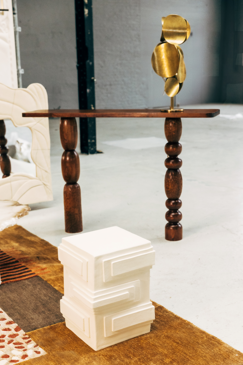 Imaginée en exclusivité pour Caroline Andréoni, la console Volterra explore le dialogue subtil entre équilibre et mouvement. Travaillée comme une sculpture fonctionnelle, elle joue sur l'asymétrie de ses appuis, mêlant force et légèreté dans un même élan.
Le bois, laissé volontairement expressif, révèle sous la main ses veines, ses nœuds et ses nuances, invitant à une lecture tactile de la matière. Chaque détail, du galbe des pieds à la finesse du plateau, célèbre l'imperfection vivante du matériau.