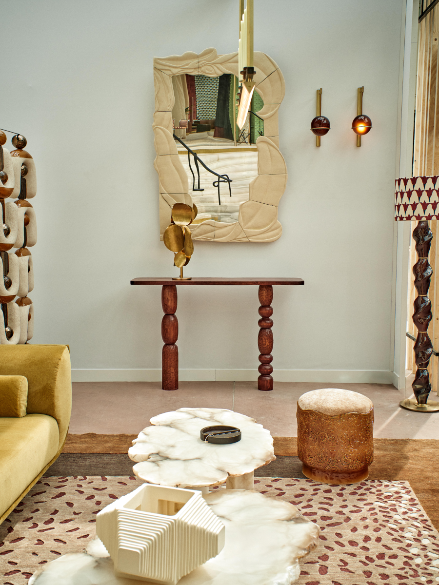 Imaginée en exclusivité pour Caroline Andréoni, la console Volterra explore le dialogue subtil entre équilibre et mouvement. Travaillée comme une sculpture fonctionnelle, elle joue sur l'asymétrie de ses appuis, mêlant force et légèreté dans un même élan.
Le bois, laissé volontairement expressif, révèle sous la main ses veines, ses nœuds et ses nuances, invitant à une lecture tactile de la matière. Chaque détail, du galbe des pieds à la finesse du plateau, célèbre l'imperfection vivante du matériau.