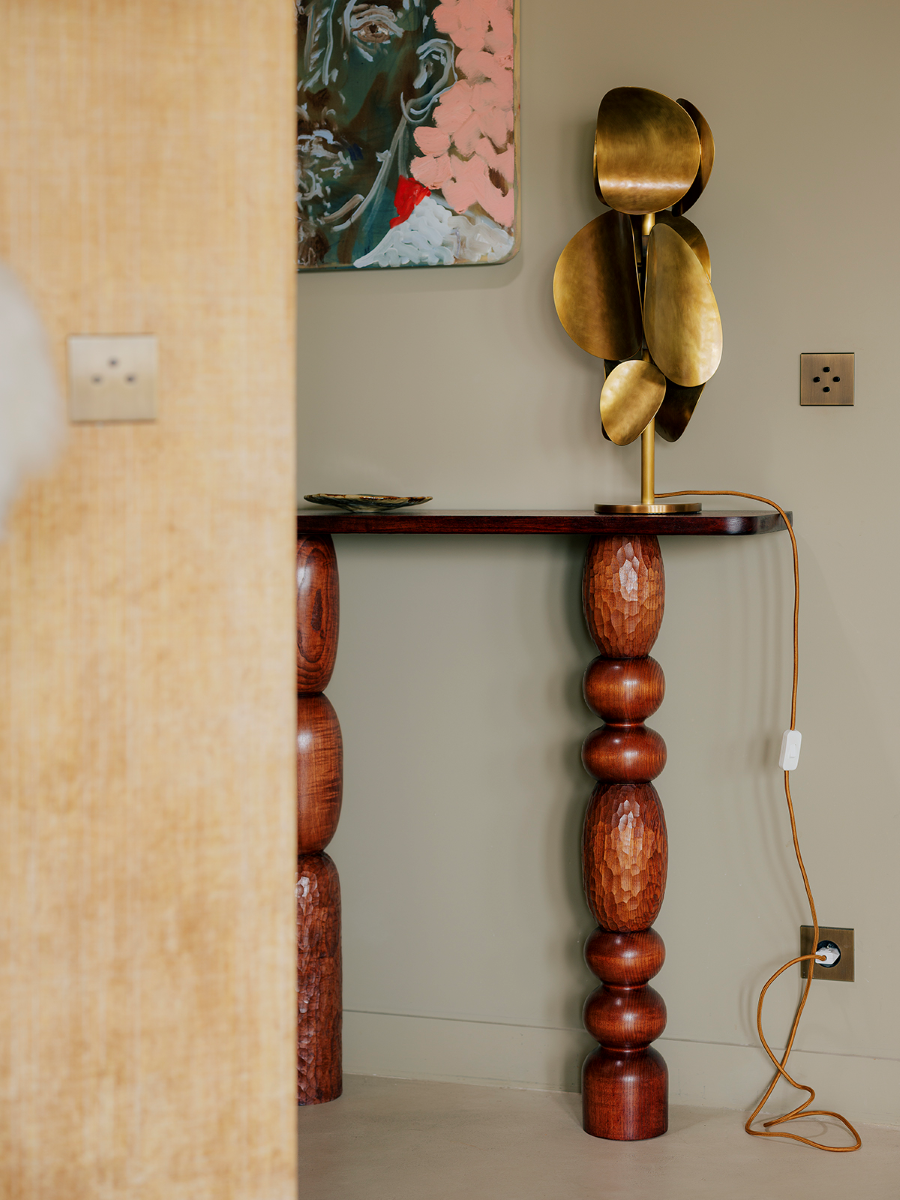 Imaginée en exclusivité pour Caroline Andréoni, la console Volterra explore le dialogue subtil entre équilibre et mouvement. Travaillée comme une sculpture fonctionnelle, elle joue sur l'asymétrie de ses appuis, mêlant force et légèreté dans un même élan.
Le bois, laissé volontairement expressif, révèle sous la main ses veines, ses nœuds et ses nuances, invitant à une lecture tactile de la matière. Chaque détail, du galbe des pieds à la finesse du plateau, célèbre l'imperfection vivante du matériau.