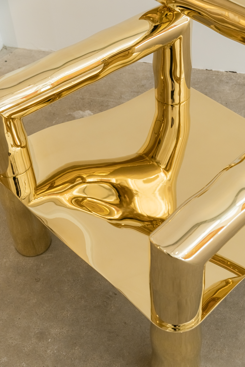 Bobi est un fauteuil sculptural en laiton poli miroir, non verni. Composé de tubes de laiton formés manuellement dans un dialogue entre lignes franches et courbes organiques, il associe structure et poésie.

Son assise, une tôle de laiton de 4 mm formée à la main, offre un confort enveloppant grâce à ses ondulations. Son aspect miroir crée une expérience sensorielle unique : l’assise se drape de son environnement, déformant la réalité et fascinant la perception.