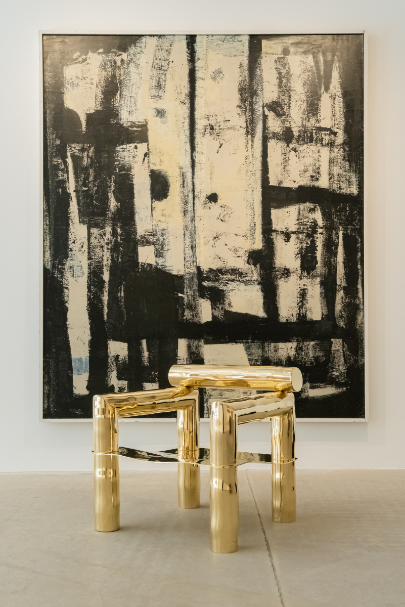 Bobi est un fauteuil sculptural en laiton poli miroir, non verni. Composé de tubes de laiton formés manuellement dans un dialogue entre lignes franches et courbes organiques, il associe structure et poésie.

Son assise, une tôle de laiton de 4 mm formée à la main, offre un confort enveloppant grâce à ses ondulations. Son aspect miroir crée une expérience sensorielle unique : l’assise se drape de son environnement, déformant la réalité et fascinant la perception.