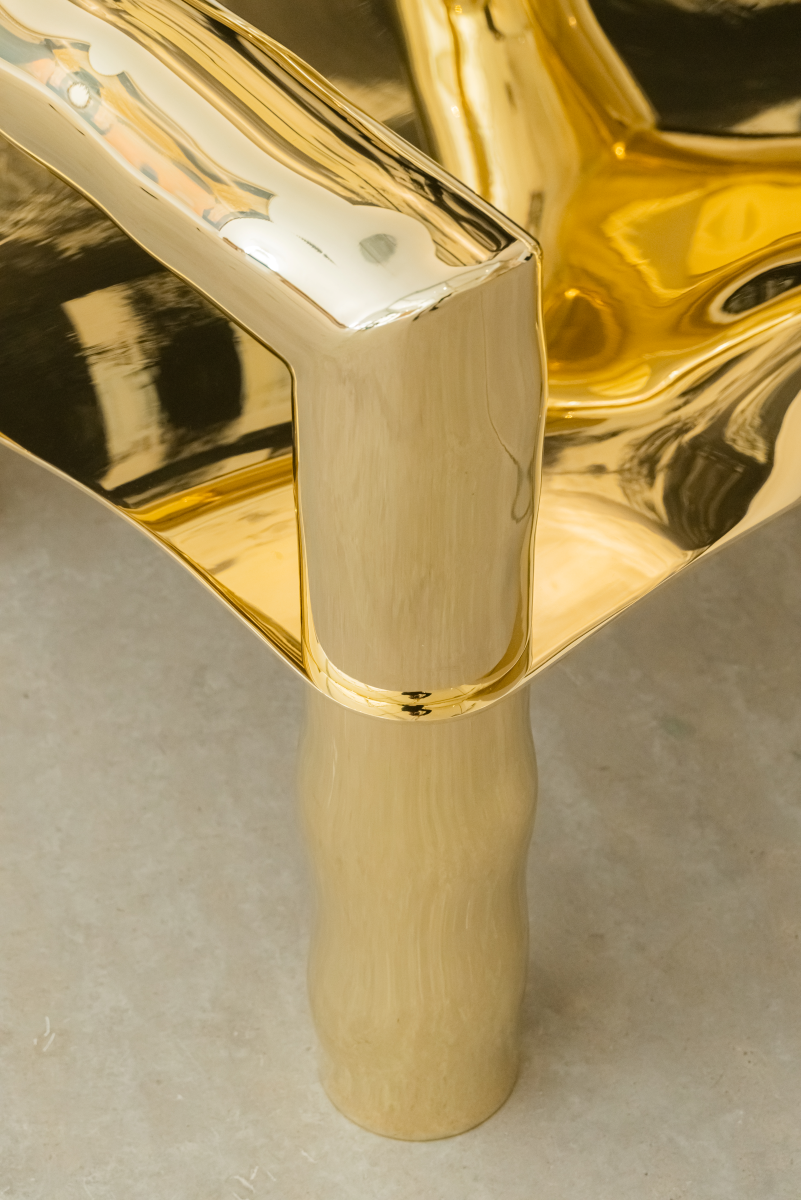 Bobi est un fauteuil sculptural en laiton poli miroir, non verni. Composé de tubes de laiton formés manuellement dans un dialogue entre lignes franches et courbes organiques, il associe structure et poésie.

Son assise, une tôle de laiton de 4 mm formée à la main, offre un confort enveloppant grâce à ses ondulations. Son aspect miroir crée une expérience sensorielle unique : l’assise se drape de son environnement, déformant la réalité et fascinant la perception.