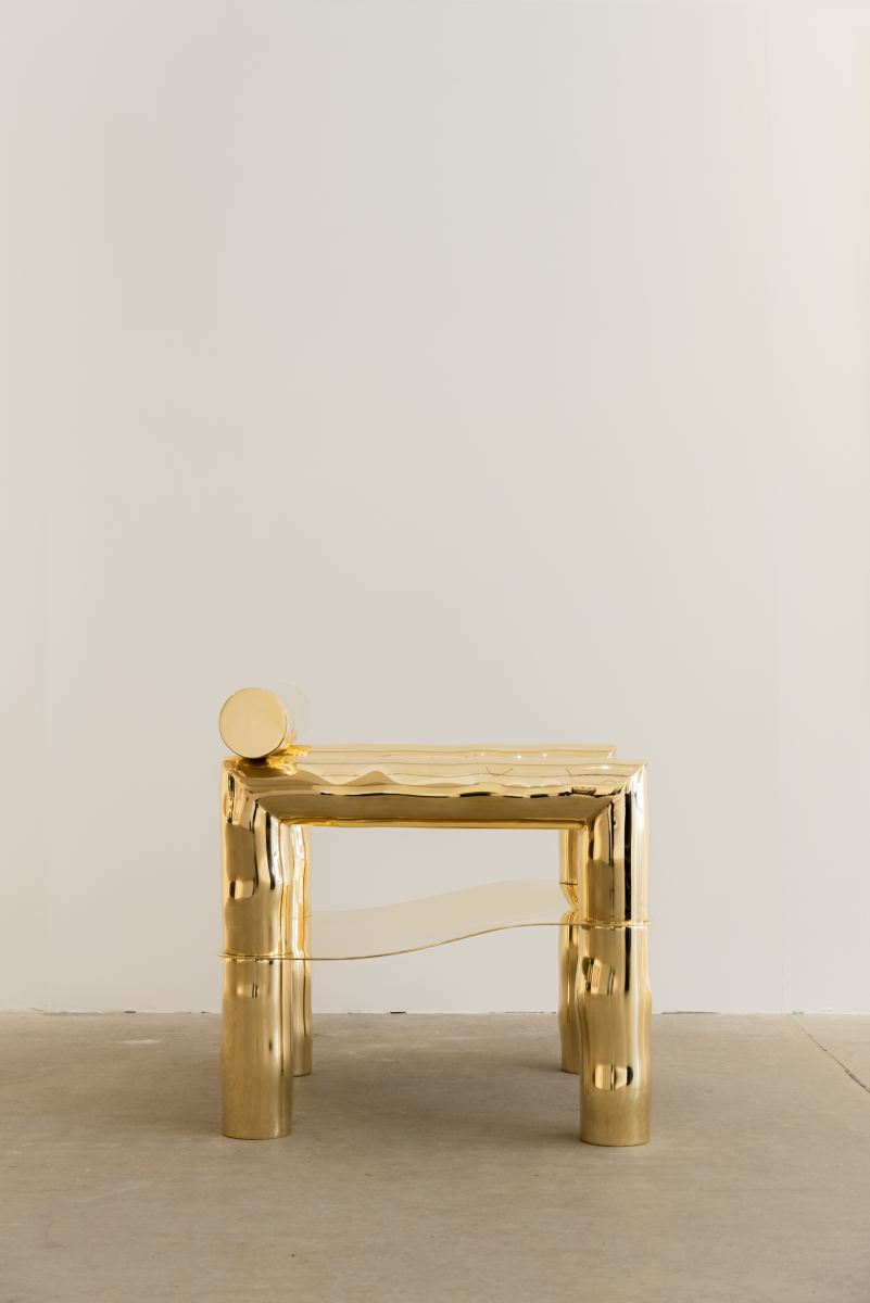Bobi est un fauteuil sculptural en laiton poli miroir, non verni. Composé de tubes de laiton formés manuellement dans un dialogue entre lignes franches et courbes organiques, il associe structure et poésie.

Son assise, une tôle de laiton de 4 mm formée à la main, offre un confort enveloppant grâce à ses ondulations. Son aspect miroir crée une expérience sensorielle unique : l’assise se drape de son environnement, déformant la réalité et fascinant la perception.