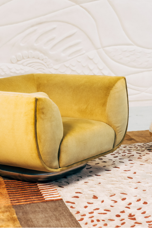 Pièce dérivée du canapé Le C., le fauteuil Le ç par Caroline Andréoni prolonge l’univers de la collection Cienna avec élégance. Dévoilé lors de la Biennale Révélations 2025, il conserve l’audace du design tout en se recentrant sur une assise individuelle, enveloppante et structurée. Inspiré de l’architecture navale, son bois sculpté évoque toujours la coque d’un bateau, subtile alliance entre robustesse artisanale et légèreté visuelle.