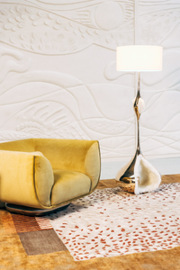 Pièce dérivée du canapé Le C., le fauteuil Le ç par Caroline Andréoni prolonge l’univers de la collection Cienna avec élégance. Dévoilé lors de la Biennale Révélations 2025, il conserve l’audace du design tout en se recentrant sur une assise individuelle, enveloppante et structurée. Inspiré de l’architecture navale, son bois sculpté évoque toujours la coque d’un bateau, subtile alliance entre robustesse artisanale et légèreté visuelle.