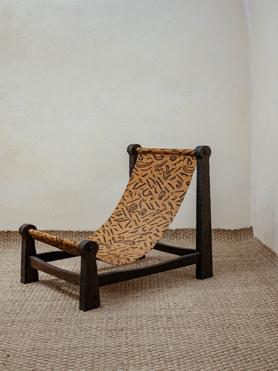 Nauzami est un fauteuil qui invite à la contemplation solitaire. Sur sa structure en bois sombre, viennent de nouer des cordelettes qui composent l'assise. Ces entrelacs ressuscitent le rituel païen du nauzami qui consiste à apposer une intention dans chaque noeud.

Ce fauteuil existe en deux modèles : tressé et Milano.
