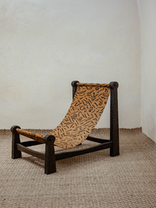 Nauzami est un fauteuil qui invite à la contemplation solitaire. Sur sa structure en bois sombre, viennent de nouer des cordelettes qui composent l'assise. Ces entrelacs ressuscitent le rituel païen du nauzami qui consiste à apposer une intention dans chaque noeud.

Ce fauteuil existe en deux modèles : tressé et Milano.