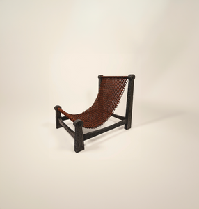 Nauzami est un fauteuil qui invite à la contemplation solitaire. Sur sa structure en bois sombre, viennent de nouer des cordelettes qui composent l'assise. Ces entrelacs ressuscitent le rituel païen du nauzami qui consiste à apposer une intention dans chaque noeud.

Ce fauteuil existe en deux modèles : tressé et Milano.