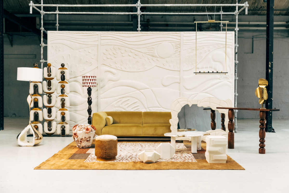 Un dimanche de février est une fresque murale en plâtre brut imaginée par Caroline Andréoni en collaboration avec Staff Espaces Volumes. Présentée lors de la Biennale Révélations 2025, cette pièce unique incarne l’élégance du travail artisanal et l’harmonie d’un paysage abstrait et apaisant.

Les courbes organiques et les motifs en relief évoquent un paysage poétique : collines, végétation stylisée et lumière hivernale se déploient dans une composition fluide et contemporaine.