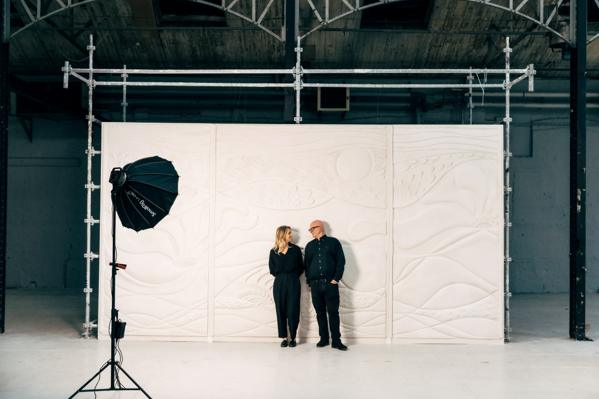 Un dimanche de février est une fresque murale en plâtre brut imaginée par Caroline Andréoni en collaboration avec Staff Espaces Volumes. Présentée lors de la Biennale Révélations 2025, cette pièce unique incarne l’élégance du travail artisanal et l’harmonie d’un paysage abstrait et apaisant.

Les courbes organiques et les motifs en relief évoquent un paysage poétique : collines, végétation stylisée et lumière hivernale se déploient dans une composition fluide et contemporaine.